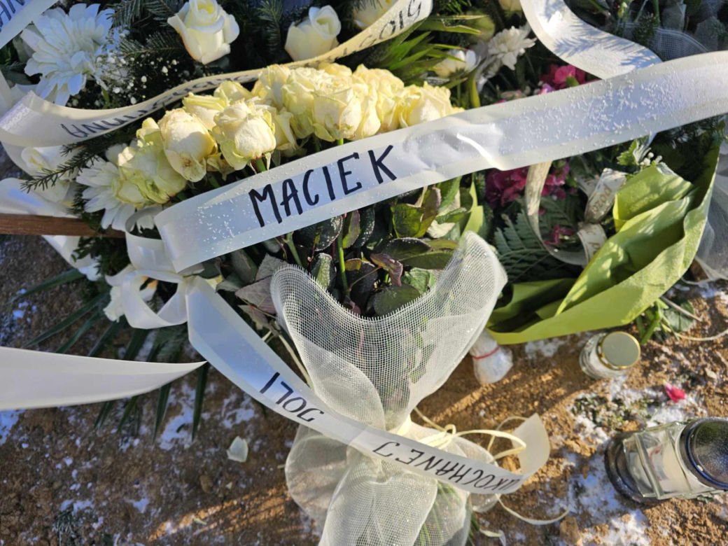 Grób młodziutkiej chórzystki Joli tonie w kwiatach