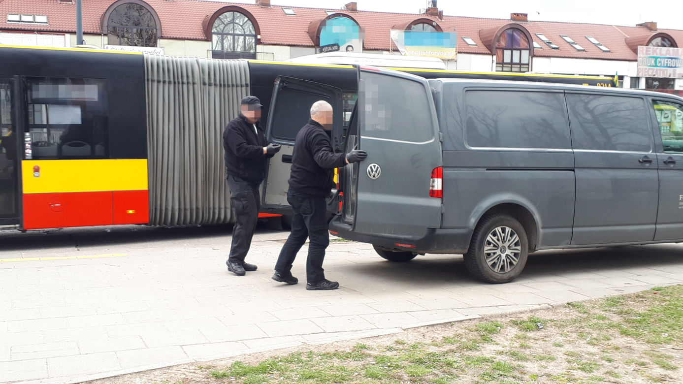 Makabra na Grochowie. Zwłoki w krzakach przy galerii handlowej