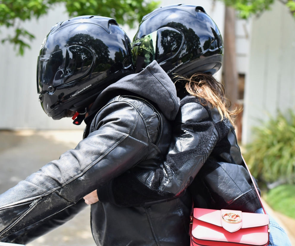 Ben Affleck i Ana de Armas na motocyklu