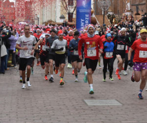 23. Festiwal Biegów Świętych Mikołajów w Toruniu. Zdjęcia ze starówki