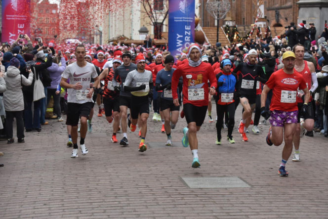23. Festiwal Biegów Świętych Mikołajów w Toruniu. Zdjęcia ze starówki