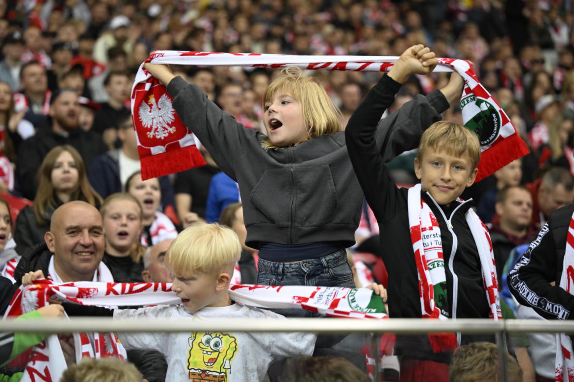 Anna Lewandowska z teściową i jej partnerem na meczu Polska - Bośnia