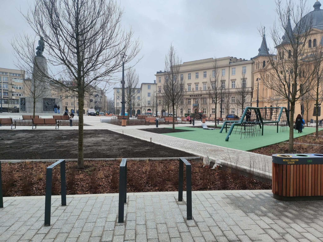 Plac wolności kilka dni przed otwarciem! Już odwiedzają go pierwsi łodzianie [ZDJĘCIA]