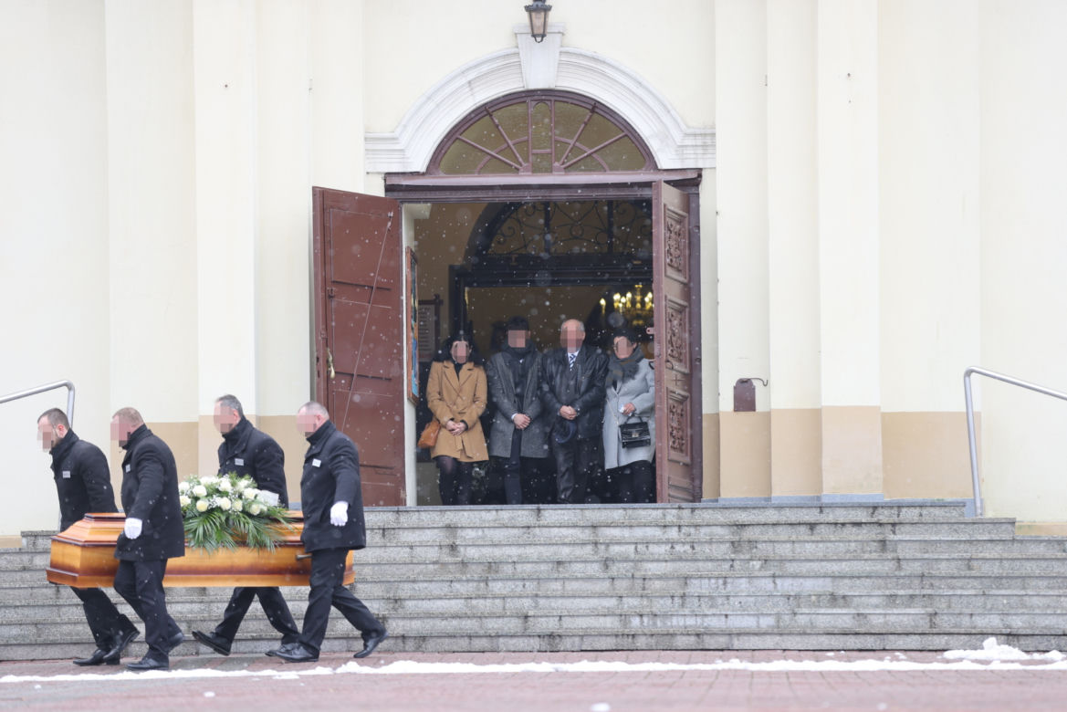 Pogrzeb dziennikarza TVN. Ciało Pawła K. jest już w kościele. Żegna go dźwięk trąbki [RELACJA Z UROCZYSTOŚCI]