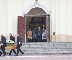 Pogrzeb dziennikarza TVN. Ciało Pawła K. jest już w kościele. Żegna go dźwięk trąbki [RELACJA Z UROCZYSTOŚCI]