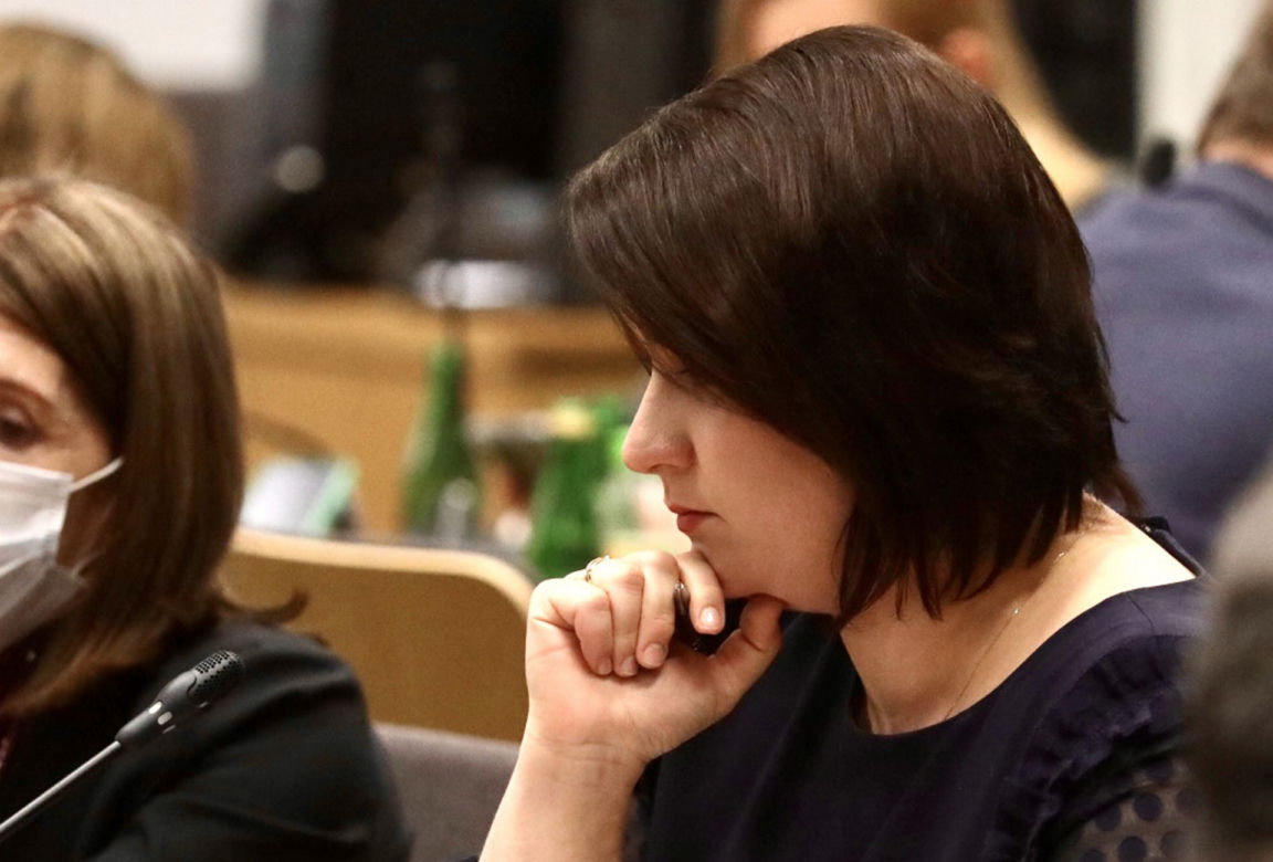 Posłowie pracują w komisji bez maseczek na ustawą "Lex Kaczyński" 
