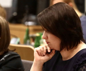 Posłowie pracują w komisji bez maseczek na ustawą Lex Kaczyński 