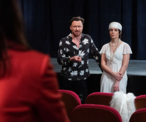 Na Wspólnej odc. 3273. Marta (Joanna Jabłczyńska), reżyser Halicki (Adam Szczyszczaj), aktorka (Sylwia Gola)