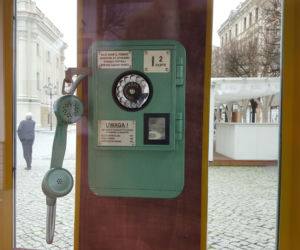 Przy wejściu na Rynek w Lesznie stanęła budka telefoniczna