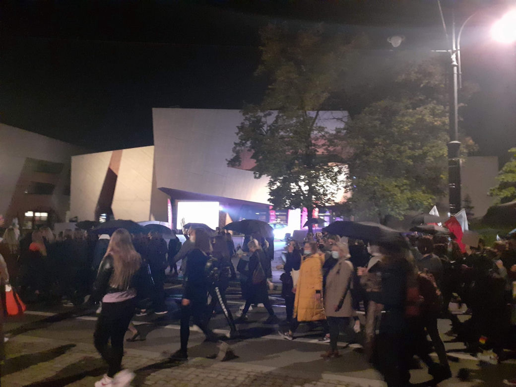 Toruń. "Jeb** PiS" pod pomnikiem Kopernika! WIDEO i ZDJĘCIA z "Czarnego spaceru z czarnymi parasolkami"