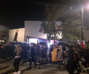 Toruń. Jeb** PiS pod pomnikiem Kopernika! WIDEO i ZDJĘCIA z Czarnego spaceru z czarnymi parasolkami