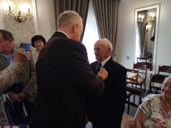Pamiątkowe medale, legitymacje i kwiaty z okazji 50-lecia pożycia małżeńskiego odebrało w Siedlcach osiem par