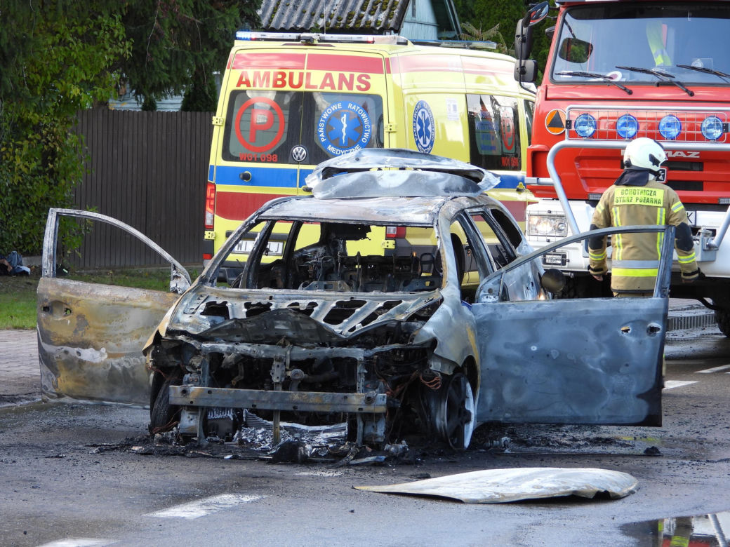 Truskaw. Auto stanęło w ogniu, kierowca się palił