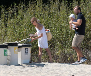 Kasia Tusk w bikini na plaży z rodziną