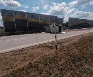 Wypadek na S-8 między Sieradzem a Złoczewem. Osobówka uderzyła w TIRA i PRZEWRÓCIŁA GO