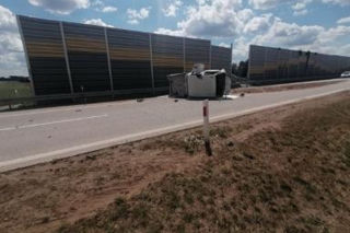 Wypadek na S-8 między Sieradzem a Złoczewem. Osobówka PRZEWRÓCIŁA TIRA [ZDJĘCIA]