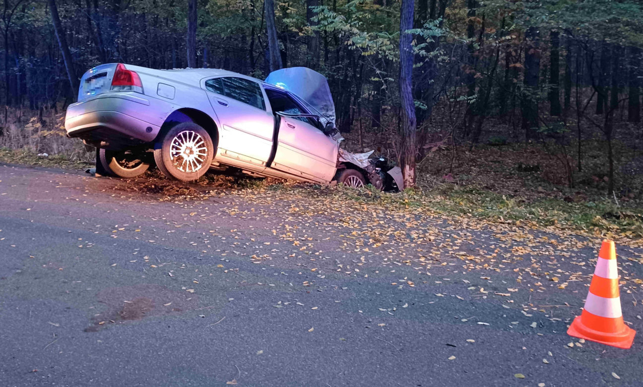 Domanice. Rozbili się na drzewie, gdy jechali na cmentarz. Dwie osoby ranne
