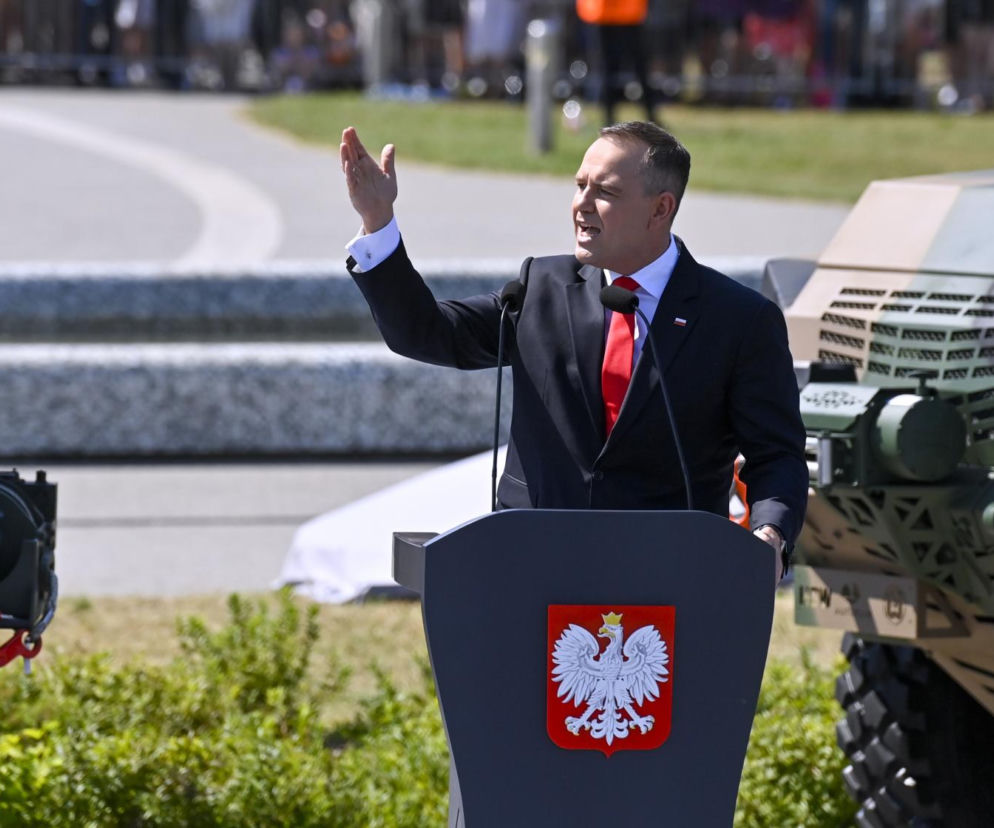 Prezydent Karol Nawrocki przemawia za mównicą z godłem Polski. O ocenach jego prezydentury przeczytasz na SE Polityka.