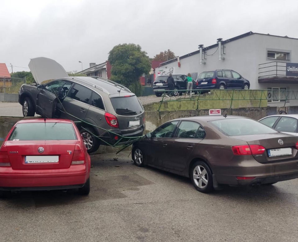 Groza na parkingu w Radziejowie. Źle zabezpieczone auto staranowało barierkę