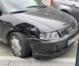 Staranował hulajnogę, uciekł i wrócił. Wypadek w samym centrum Warszawy 