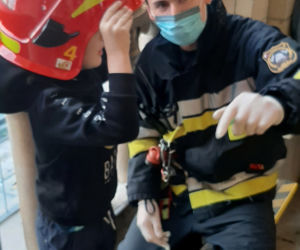 Głowa chłopca zakleszczyła się między filarami