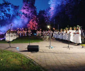 Dawne słowiańskie obrzędy ożyły w Parku Aleksandria w Siedlcach. Zespół Chodowiacy zaprezentował widowisko „Kupalnocka”