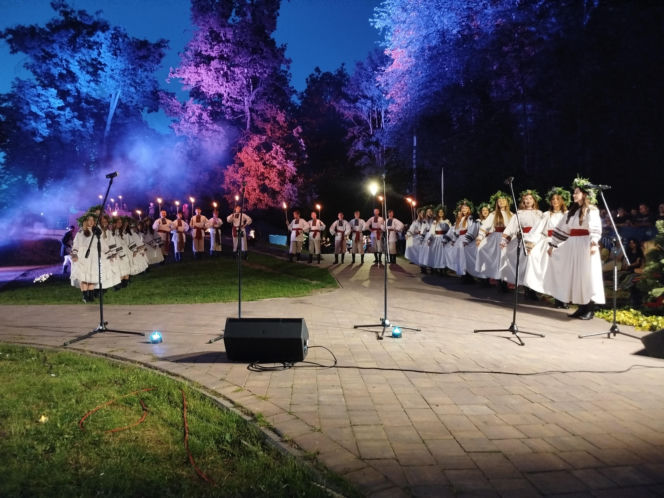Dawne słowiańskie obrzędy ożyły w Parku Aleksandria w Siedlcach. Zespół Chodowiacy zaprezentował widowisko „Kupalnocka”
