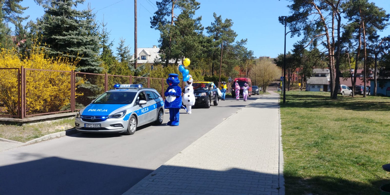 Policja rozweselała dzieci na kwarantannie