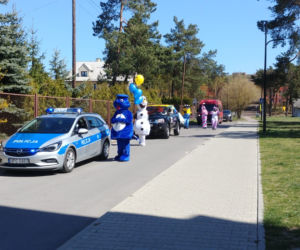 Policja rozweselała dzieci na kwarantannie