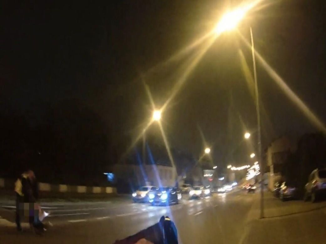Radom. 26-latka uzbrojona w nóż. Dramatyczna interwencja policji na środku ulicy. Jest nagranie