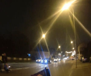 Radom. 26-latka uzbrojona w nóż. Dramatyczna interwencja policji na środku ulicy. Jest nagranie