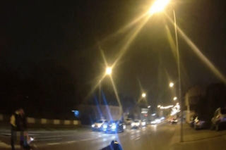 Radom. 26-latka uzbrojona w nóż. Dramatyczna interwencja policji na środku ulicy. Jest nagranie