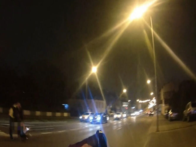 Radom. 26-latka uzbrojona w nóż. Dramatyczna interwencja policji na środku ulicy. Jest nagranie