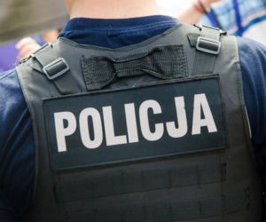 Dramat w Lęborku. 35-latek zabarykadował się w mieszkaniu i przetrzymywał kobietę. Akcja policji