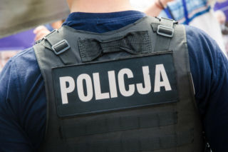 Dramat w Lęborku. 35-latek zabarykadował się w mieszkaniu i przetrzymywał kobietę. Akcja policji