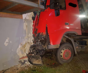 Groźny wypadek w Łabiszynie! Samochód ciężarowy WBIŁ się w blok [ZDJĘCIA]