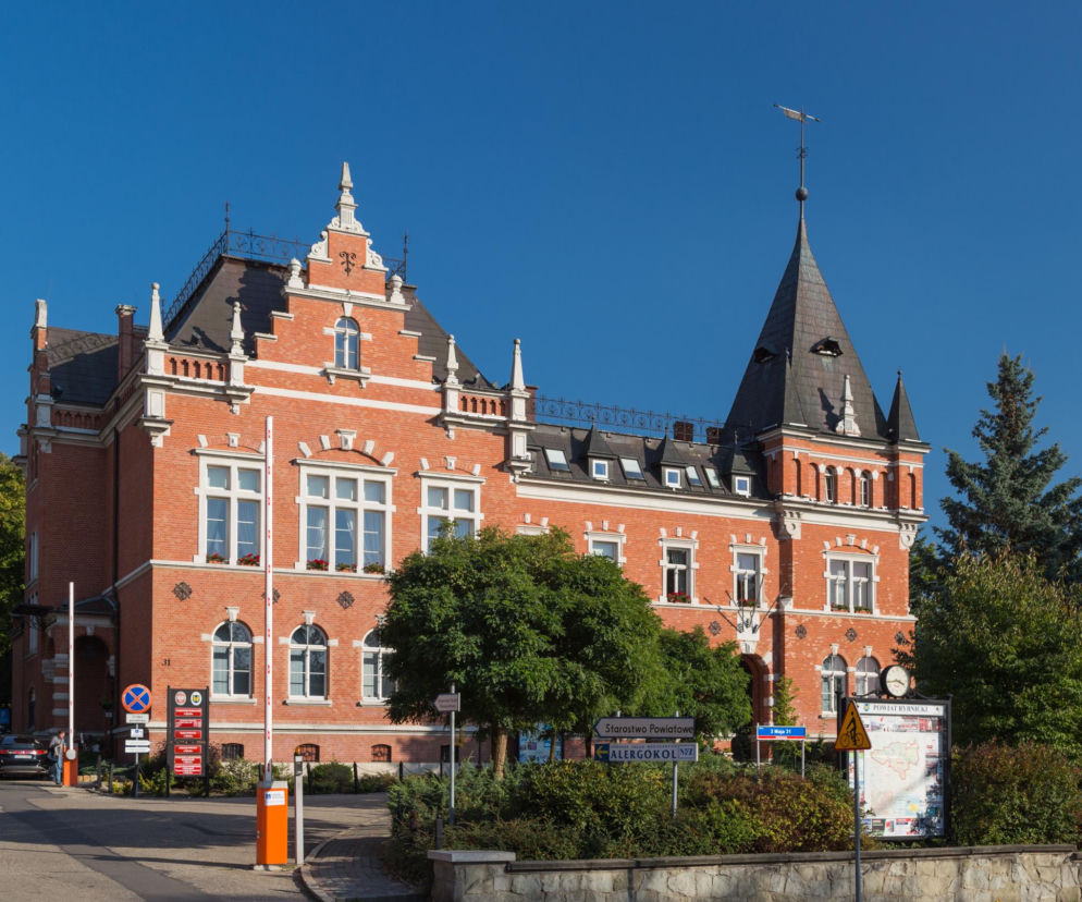 Czerwony budynek starostwa powiatowego w Rybniku z ozdobną wieżyczką. O historii miasta przeczytasz na Eska Śląskie.