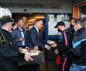 Duda rozdawał górnikom bułki w Zofiówce