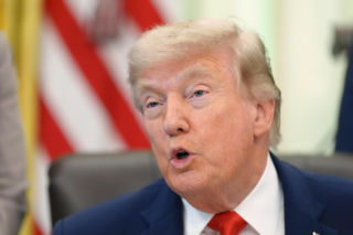 Ruszyło usuwanie Trumpa z Kennedy Center! Robotnicy likwidują nazwisko prezydenta USA z fasady