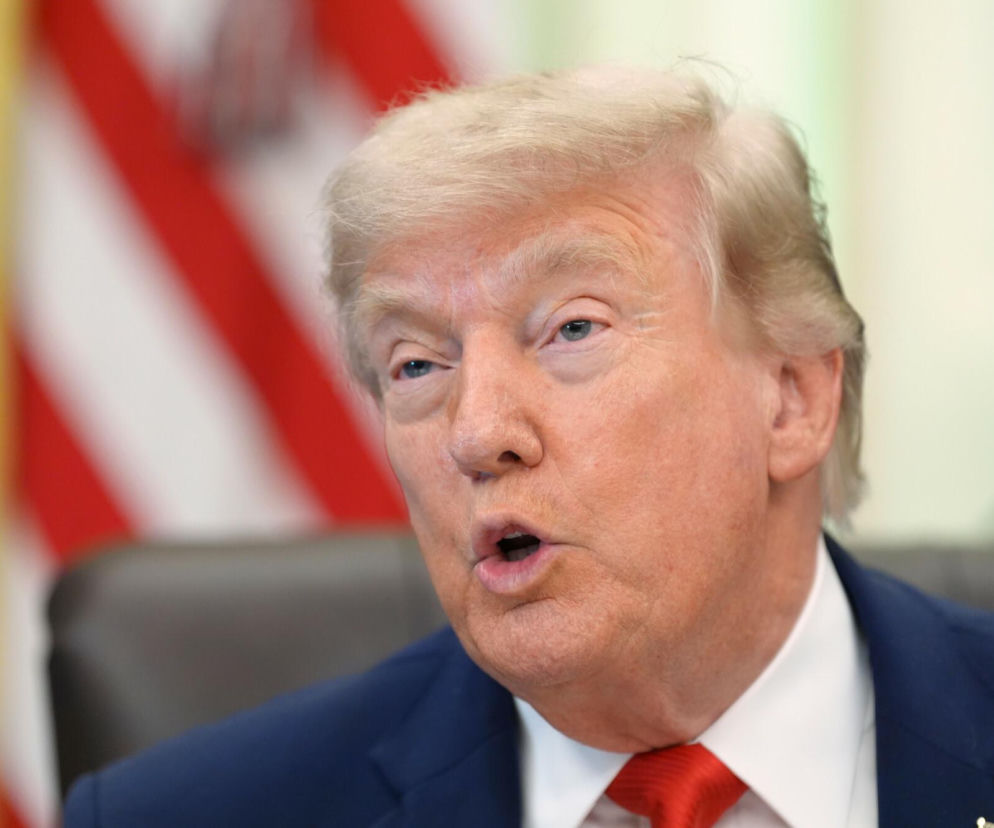 Ruszyło usuwanie Trumpa z Kennedy Center! Robotnicy likwidują nazwisko prezydenta USA z fasady