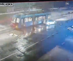 Wrocław. Pościg zakończy zderzeniem z tramwajem. 34-latek z bagażnika nie żyje [ZDJĘCIA].