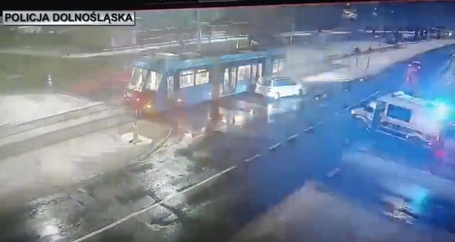 Wrocław. Pościg zakończy zderzeniem z tramwajem. 34-latek z bagażnika nie żyje [ZDJĘCIA].