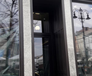 Wiemy, jak wygląda szyld Biedronki na krakowskim Rynku! [ZDJĘCIA]