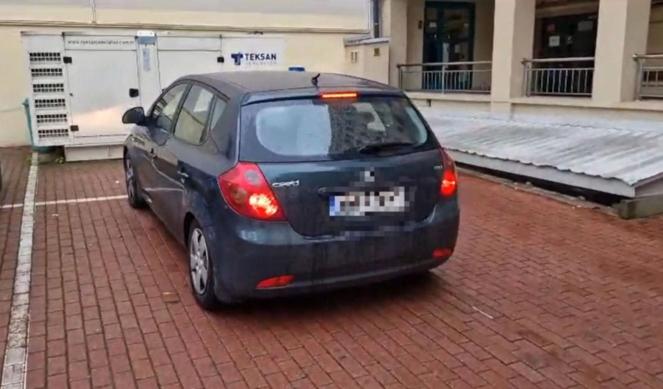 Naćpany kierowca w rękach policji. To on wciągał biały proszek za kierownicą taksówki!