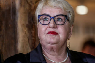 Sąsiedzi Henryki Krzywonos poustawiali taborety w bloku, by posłanka mogła odpocząć idąc na 2 piętro