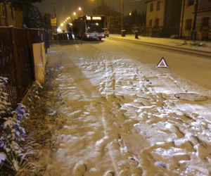 Atak zimy na Śląsku. Na drogach jest armageddon i ślizgawica. Cieżarówki nie mogą podjechać pod wzniesienia [ZDJĘCIA]