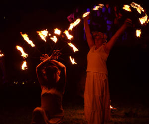 Pokaz fireshow w wykonaniu tancerzy i tancerek Teatru Ognia „Mantra” z Makowa Mazowieckiego