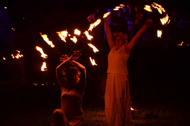 Pokaz fireshow w wykonaniu tancerzy i tancerek Teatru Ognia „Mantra” z Makowa Mazowieckiego