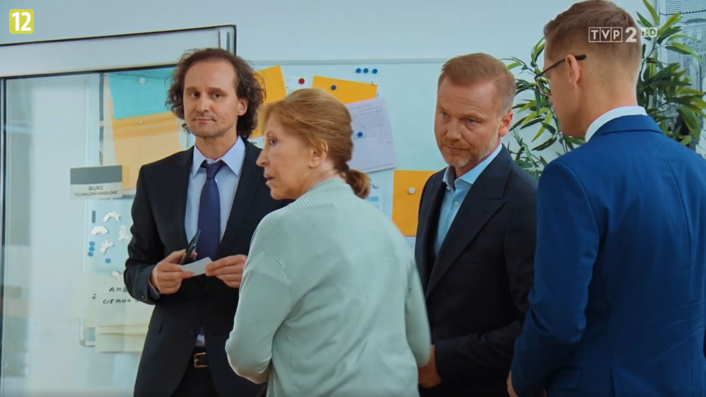 M jak miłość, odcinek 1624: Piotrek (Marcin Mroczek), Andrzej Budzyński (Krystian Wieczorek), Renia (Monika Niemczyk), Szef (Marcin Rychcik)