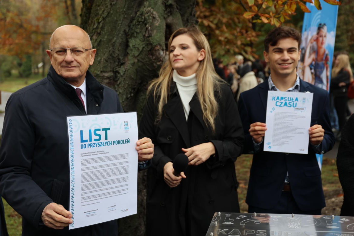 Uroczyste odsłonięcie tablicy al. Europejskiej Stolicy Młodzieży Lublin 2023 i zakopanie kapsuły czasu w Parku Ludowym